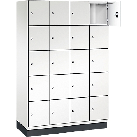 Armoire blanche avec 16 portes. Une porte est ouverte. Les compartiments de l'armoire sont séparés par des lignes noires.