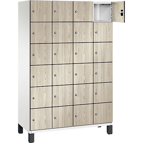 Armoire à 20 portes, dont certaines avec poignées. Une porte est ouverte.