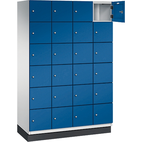 Une armoire avec 20 compartiments bleus, une porte ouverte.