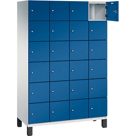 Casier bleu avec compartiment ouvert. Debout sur un cadre argenté, de nombreuses petites portes carrées.