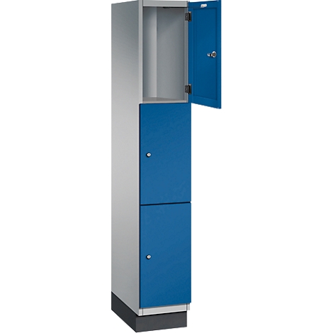 Un casier à deux portes avec des portes bleues, dont une est ouverte. Le casier est bicolore : gris et bleu.