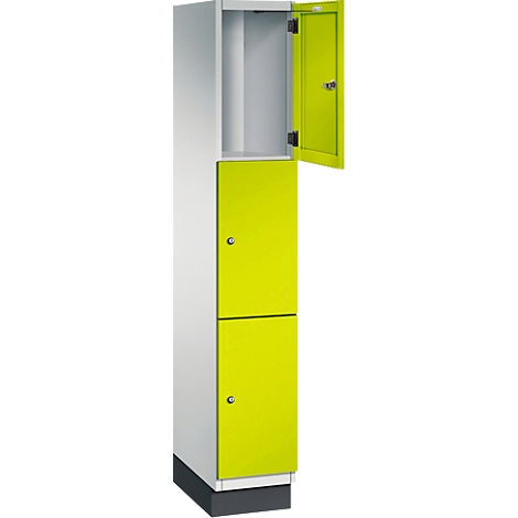 Un casier bicolore, gris-blanc et vert néon. Une porte est ouverte.