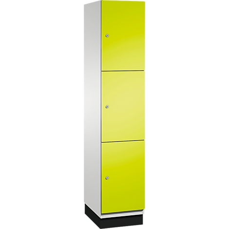 Armoire blanche et jaune avec trois portes, boutons et une base noire.