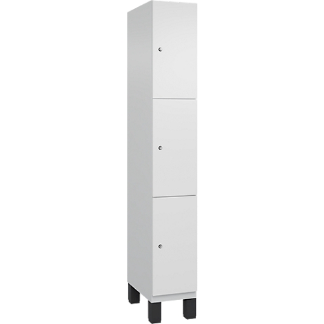 Armoire haute et blanche avec trois portes et petits boutons, sur pieds noirs.