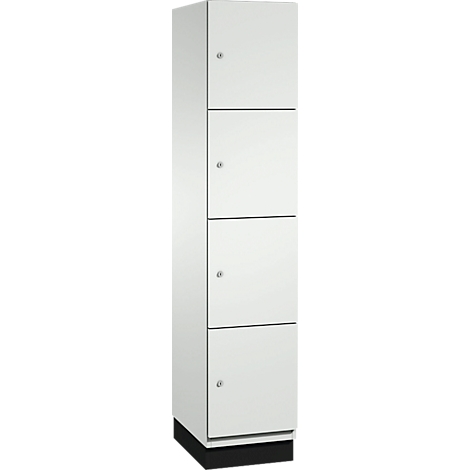 Armoire blanche haute avec cinq portes, poignées métalliques et socle noir.