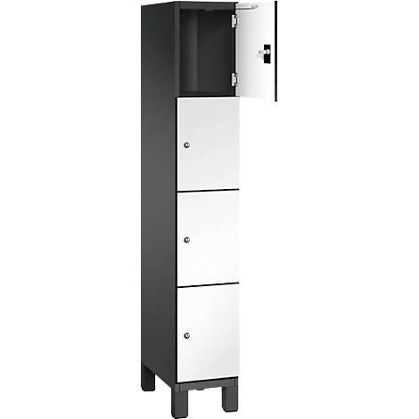 Armoire avec trois portes blanches et une porte ouverte. L'armoire est noire et blanche et possède quatre pieds.