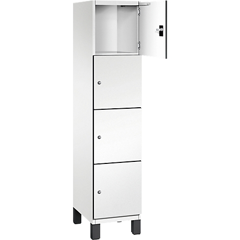 Vestiaire blanc avec trois portes, dont une ouverte.