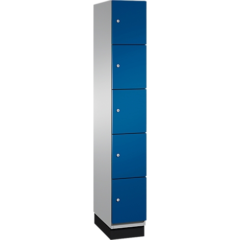 Armoire avec cinq portes bleues et poignées argentées. Sur la droite, une partie de couleur argent.