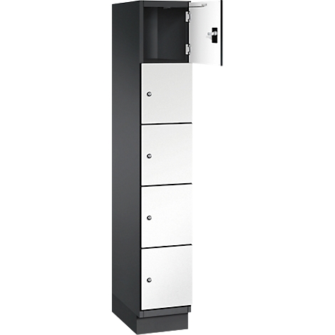 Un casier gris avec quatre portes blanches, une porte est ouverte.