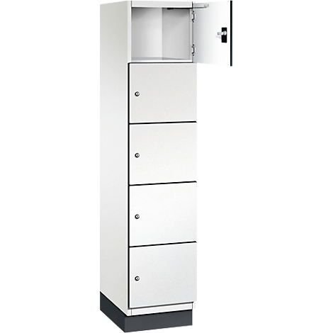 Armoire blanche et haute avec 4 compartiments et une porte supérieure ouverte. Chaque compartiment a une serrure ronde. La partie inférieure est grise.