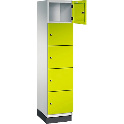 Casier avec quatre portes vertes, une porte est ouverte.