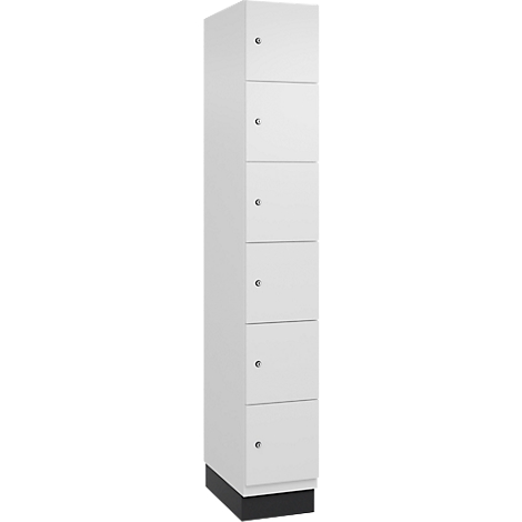 Armoire haute, blanche, avec six tiroirs, boutons chromés et une plinthe noire.