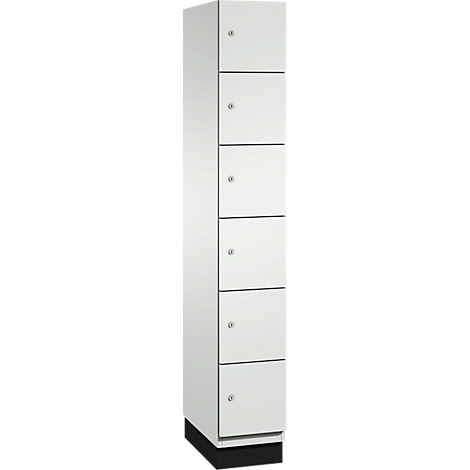 Armoire blanche et haute avec six tiroirs. Les tiroirs ont de petits boutons ronds.