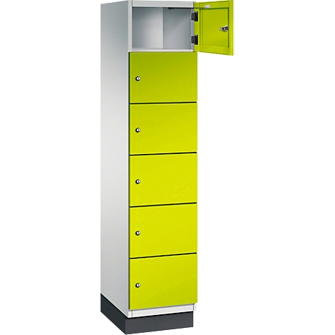 Un casier avec des portes jaunes. Une porte est ouverte, le reste est fermé.