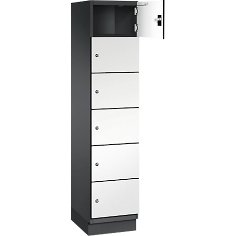 Armoire grise avec cinq portes blanches. Une porte est ouverte.