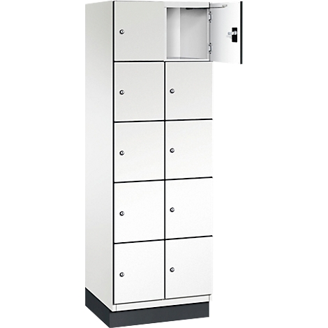 Armoire blanche à huit compartiments, un compartiment est ouvert. Socle noir, poignées argentées.