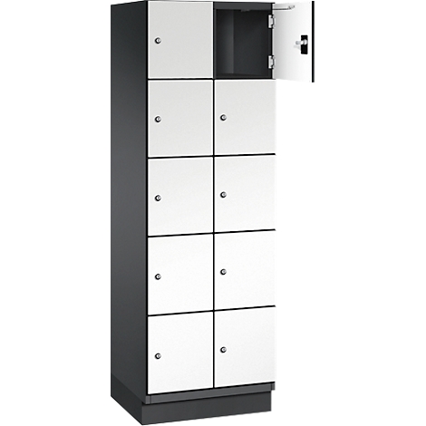 Un grand casier gris avec huit portes. Une porte est ouverte.