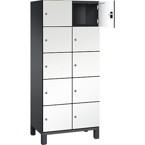 Armoire à huit compartiments, deux portes ouvertes. Corps gris, portes blanches avec boutons argentés.