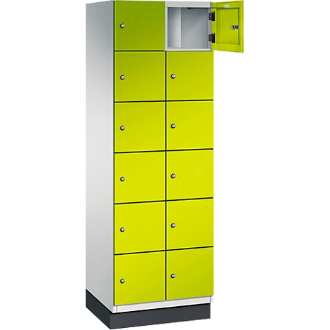 Un casier vert avec plusieurs compartiments, un compartiment est ouvert.