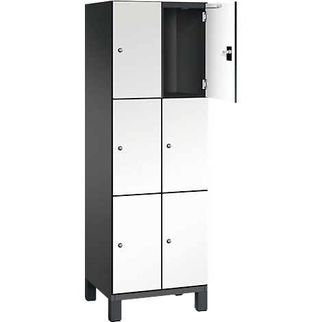 Casier avec six compartiments, boîtier gris, portes blanches, une porte ouverte.