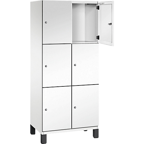Armoire blanche avec six portes. Une porte est ouverte.