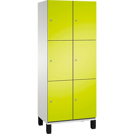 Armoire à six portes jaune-vert, sur côtés blancs et socle noir.