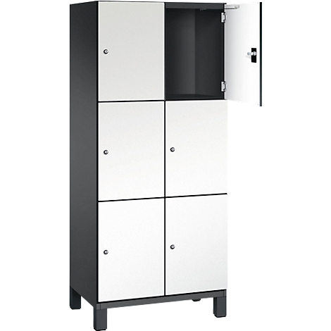 Armoire noire à six portes blanches, une porte ouverte.