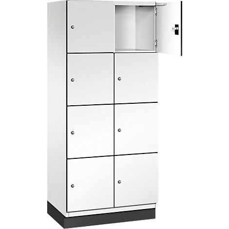 Casier blanc avec huit portes, dont une ouverte.