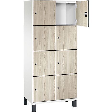 Une armoire à six portes, dont trois avec un grain de bois, une porte est ouverte.