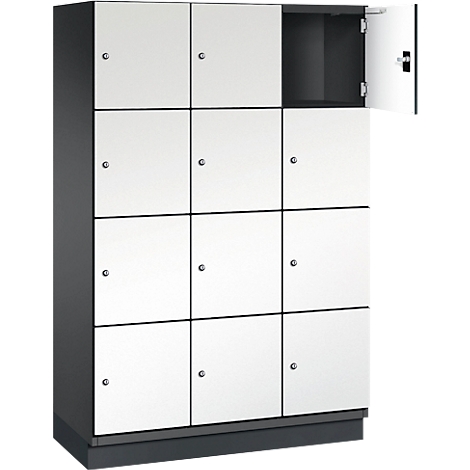 Armoire à 12 compartiments, certaines portes blanches, une porte ouverte.