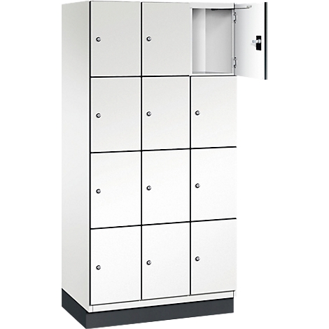 Casier blanc à neuf compartiments. Une porte est ouverte.