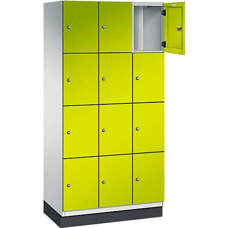 Armoire à douze compartiments, dont un ouvert. Portes jaunes, corps gris.