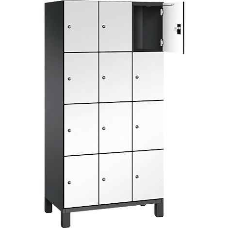 Armoire avec portes blanches, une porte ouverte.