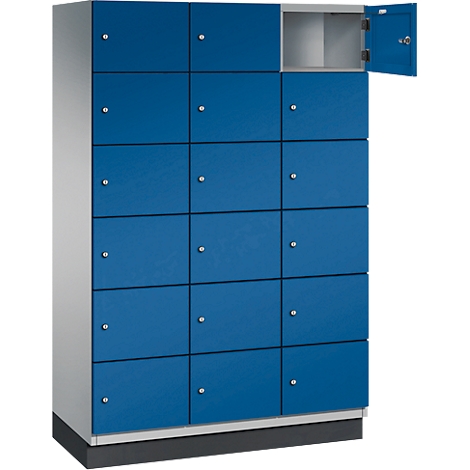 Casier bleu avec porte ouverte. Cadre gris, nombreux compartiments, petits boutons.