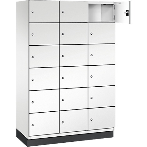Casier blanc avec 15 portes. Une porte est ouverte.