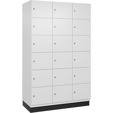 Armoire blanche avec 15 compartiments et de petites poignées rondes. Un socle noir en bas.