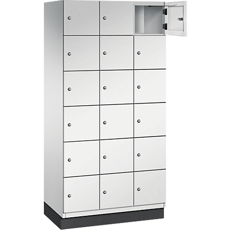 Armoire blanche avec 16 portes, dont une ouverte.