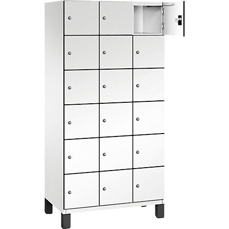 Casier blanc, une porte ouverte. Portes rectangulaires, poignées métalliques, cadres noirs.