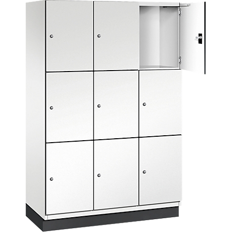 Armoire blanche avec neuf compartiments, dont un est ouvert. Accents noirs, boutons argentés.
