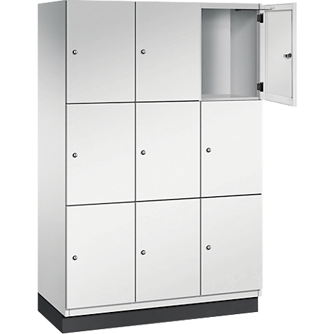 Armoire blanche avec neuf portes, dont une est ouverte.