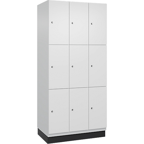 Armoire avec neuf portes blanches et poignées rondes, sur une base noire.