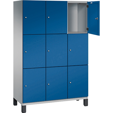 Armoire avec neuf portes bleues, une porte ouverte. Debout sur une surface grise.