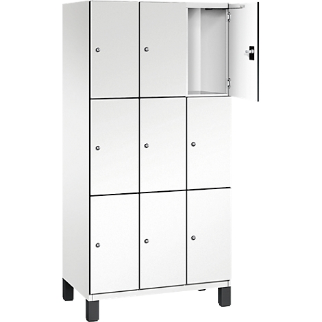 Casier blanc avec neuf compartiments; une porte ouverte.
