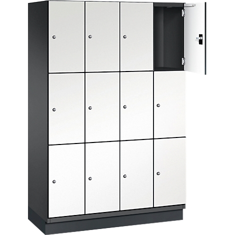 Armoire avec portes blanches, une porte est ouverte.