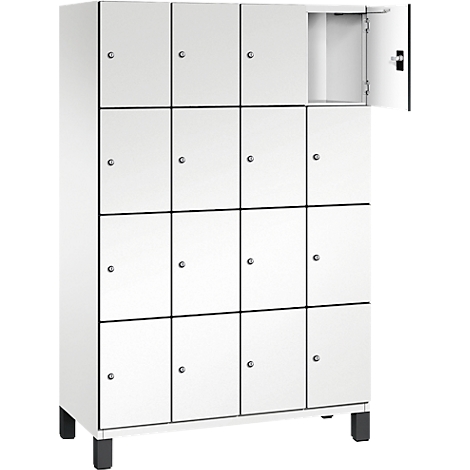 Armoire blanche à 16 portes, dont une ouverte.