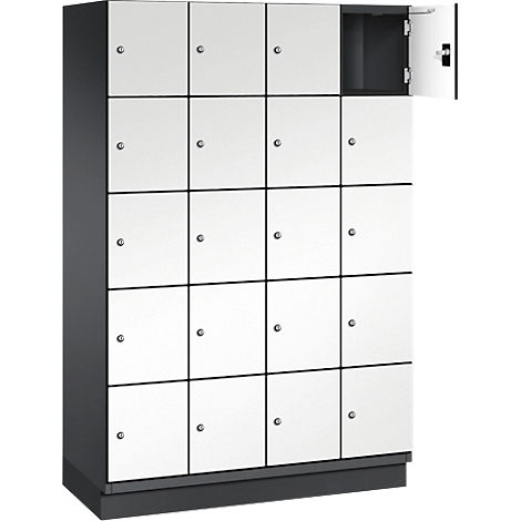 Un casier blanc avec 20 portes, dont une est ouverte.