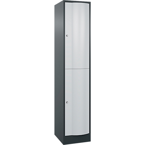 Armoire grise à deux portes, poignées argentées et portes argentées.