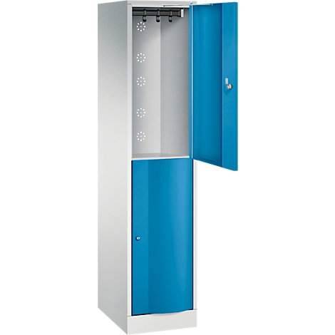 Un casier bicolore ouvert pour montrer l'intérieur. La porte est vert clair, le reste est blanc et gris argenté.