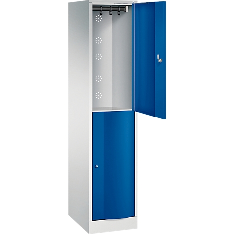Un casier blanc avec la porte ouverte. À l'intérieur, il y a des cintres et des trous de ventilation.