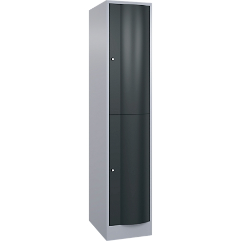 Un grand meuble étroit, à deux portes. Côtés gris, portes noires avec poignées.